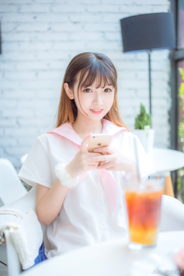 “冠军侯律法明确，而且执法公允，比之刘璋，强出何止十倍？”这名将领摇头道。